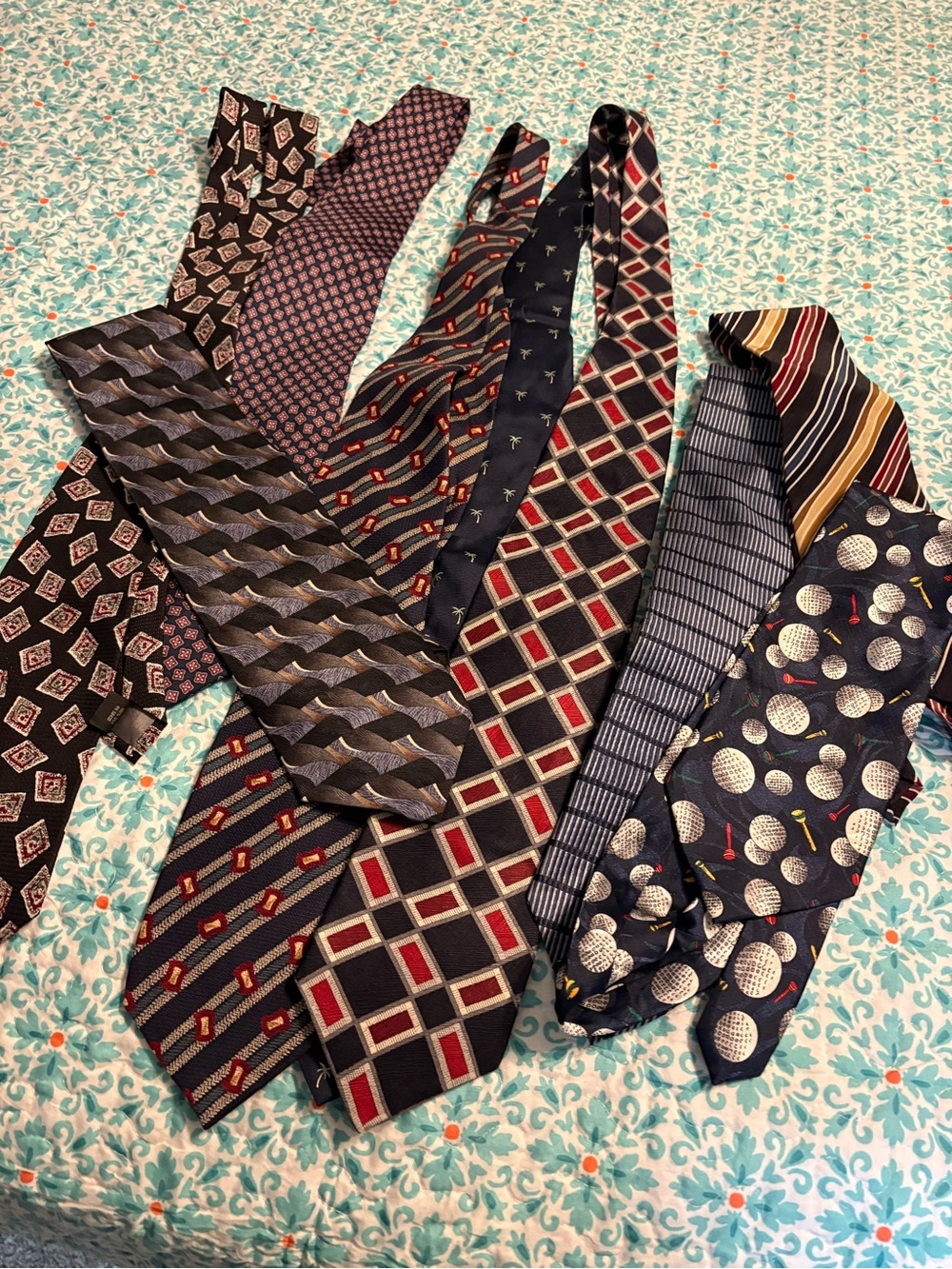 Lot of 25 men’s silk ties. Wearable or for Crafts